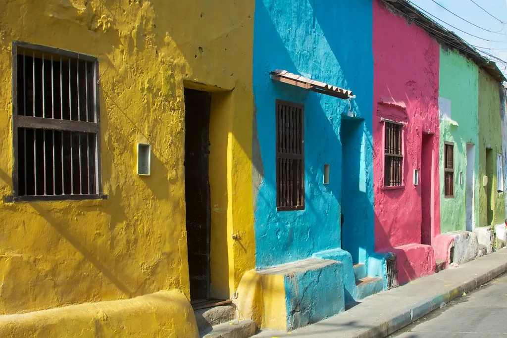 Calle colonial de colores en Cartagena